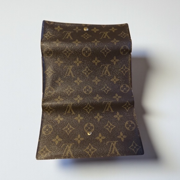 Louis Vuitton Brown Long Wallet – Pre-Loved, Needs Interior Care - Picture 3 of 15